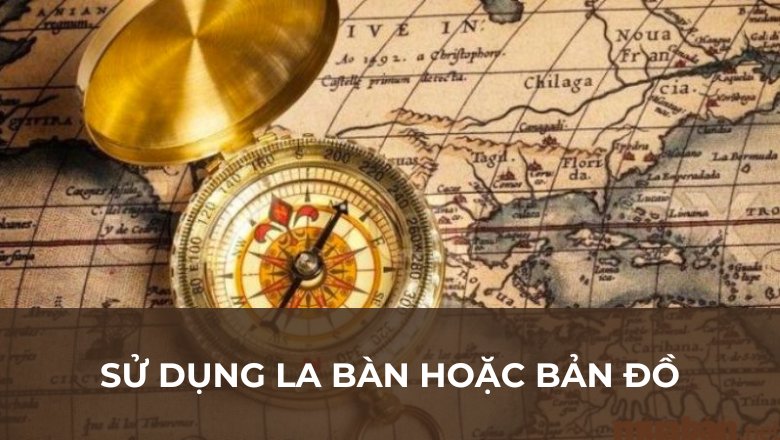 Sử dụng la bàn hoặc bản đồ nếu có